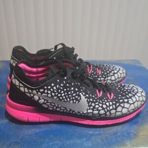 Nike Women's Black and Pink Running Shoes